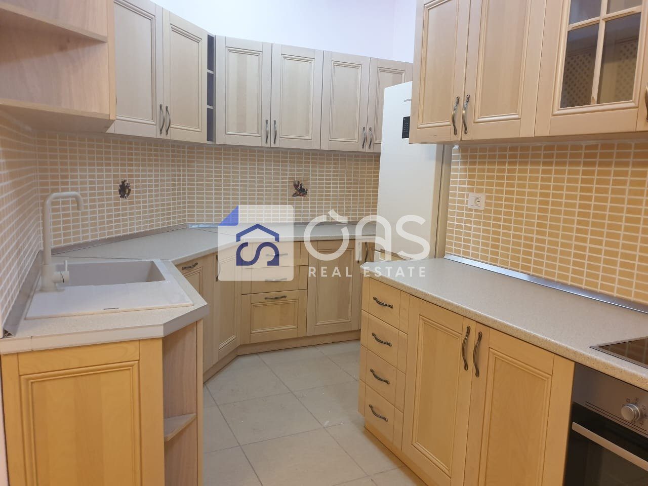 Shitet apartament 3+1+3 tek Liqeni I Thate
