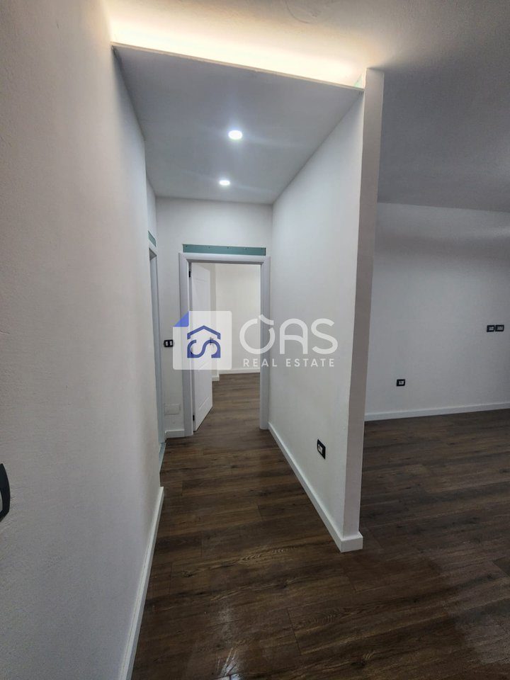 Shitet apartament 1+1 tek Komuna e Parisit 2