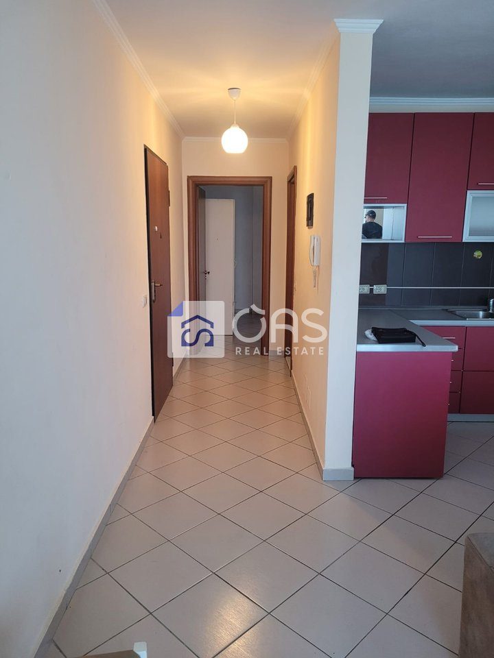 Shitet Apartament 1+1 tek Komuna Parisit 4