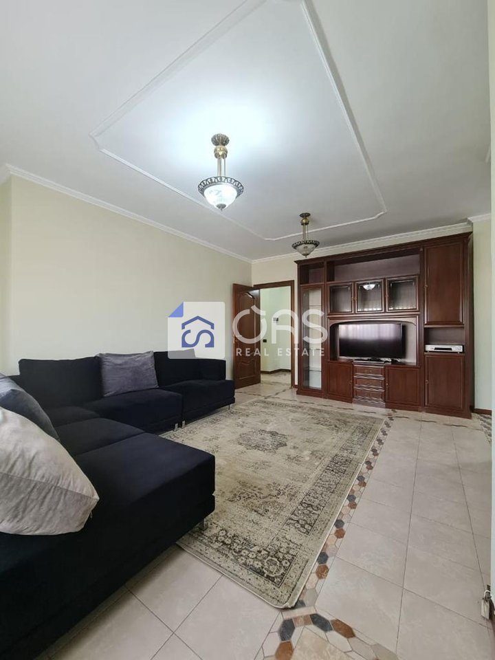 Jepet me qera Apartament 3+1+2 (Bulevardi Zogu i Parë, pranë Intesa San Paolo)
