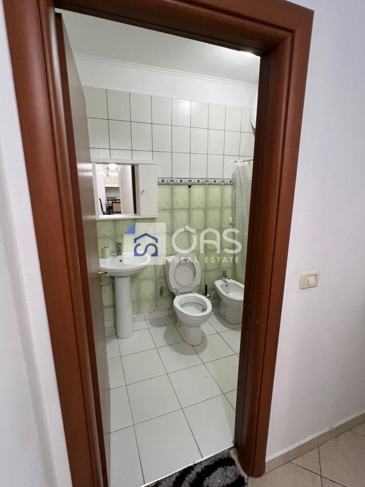 Jepet apartament me qera 2+1 tek Komuna e Parisit 3
