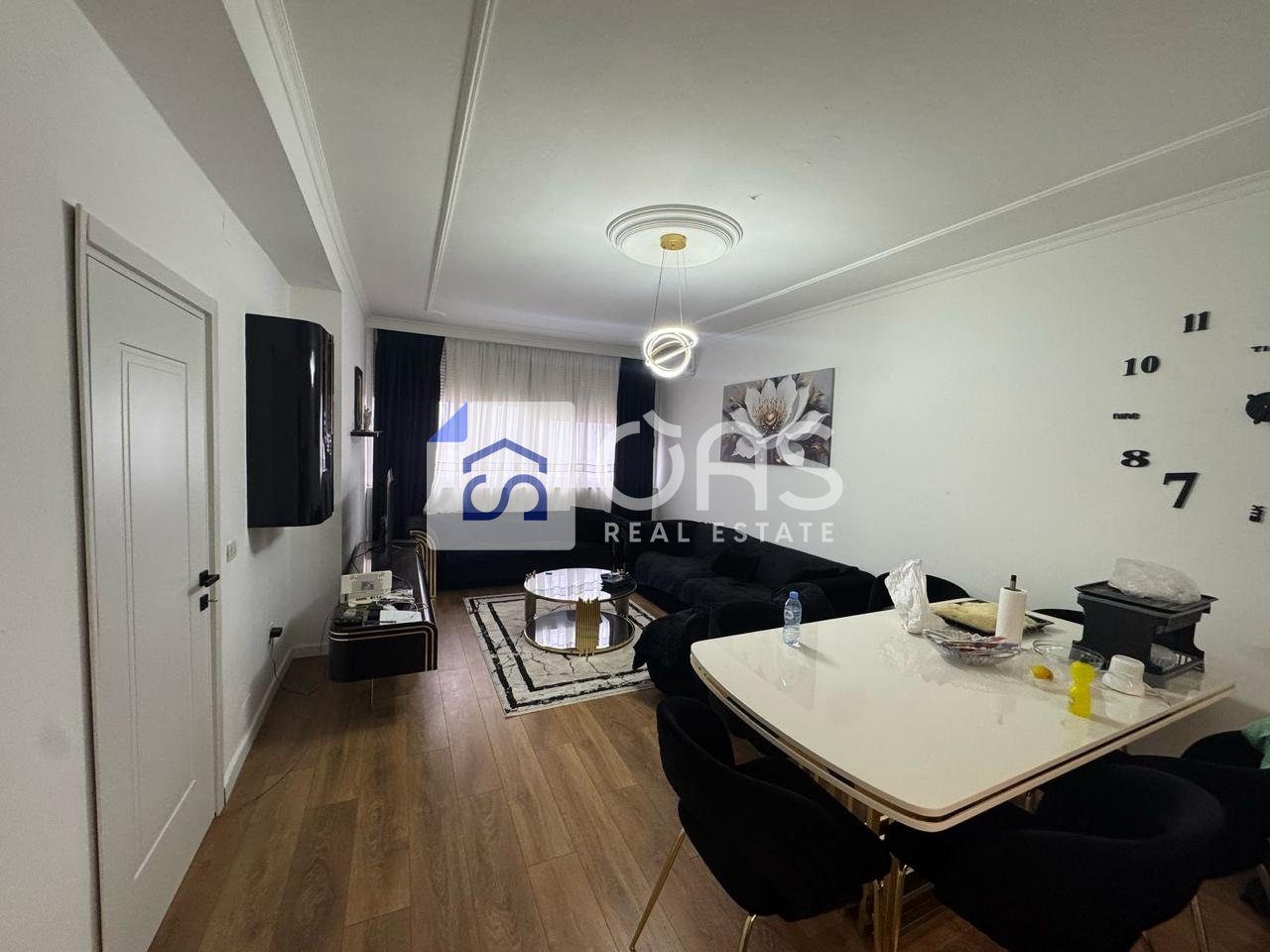 Shitet apartament 2+1 ne Porcelan. 2