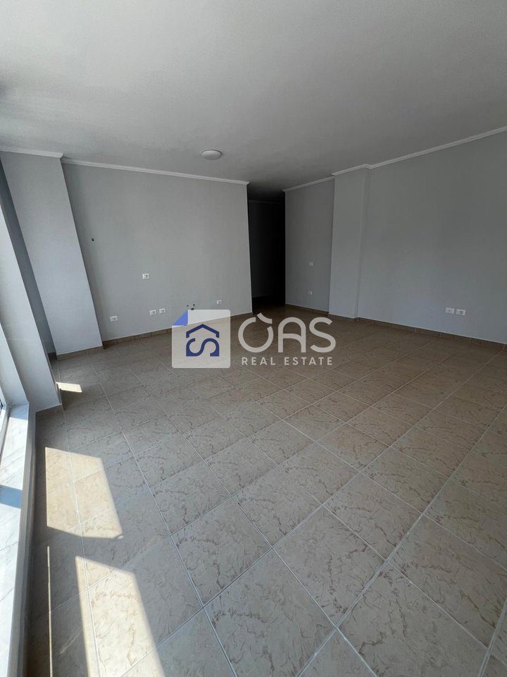 Jepet me qera apartament 2+1+2+2 poste parkimi tek Bulevardi i Ri. 4