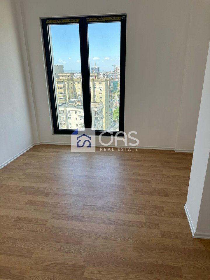 Shitet Apartament 3+1+2 rruga barrikadave 4