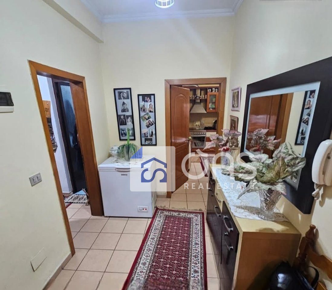 Jepet me qera apartament 1+1 ne Qender.