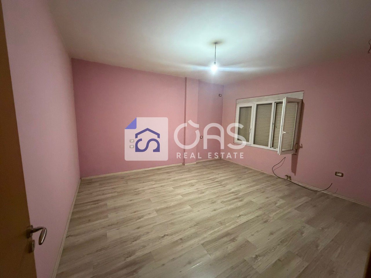 Jepet apartament me qera 3+1 tek 5 Maj 4