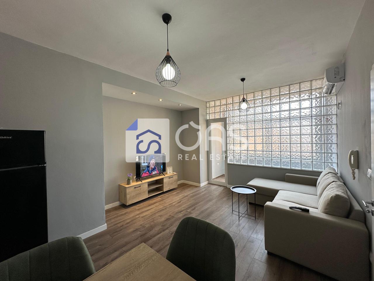 jepet me qira apartamenti 1+1 pazari i ri