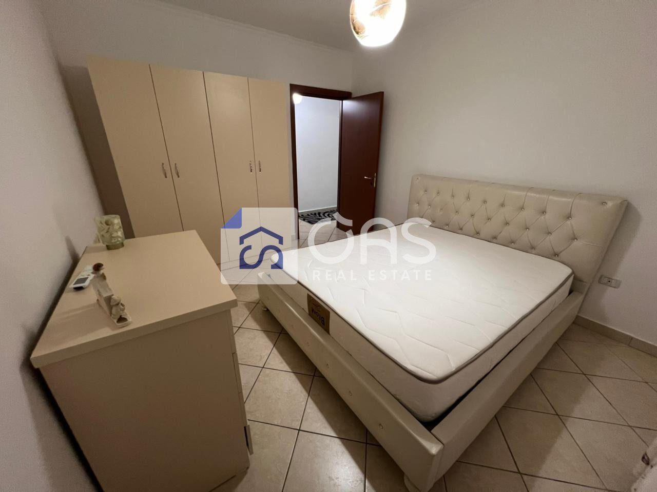 Jepet apartament me qera 2+1 tek Komuna e Parisit 2