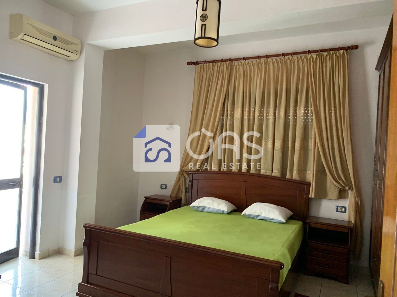 Jepet apartament me qera 3+1+3 kodra e priftit 3