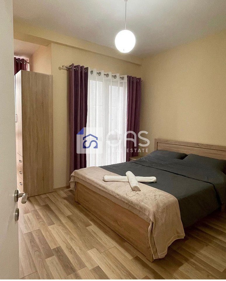 Jepet me qera apartament 1+1 tek Komuna e Parisit 3