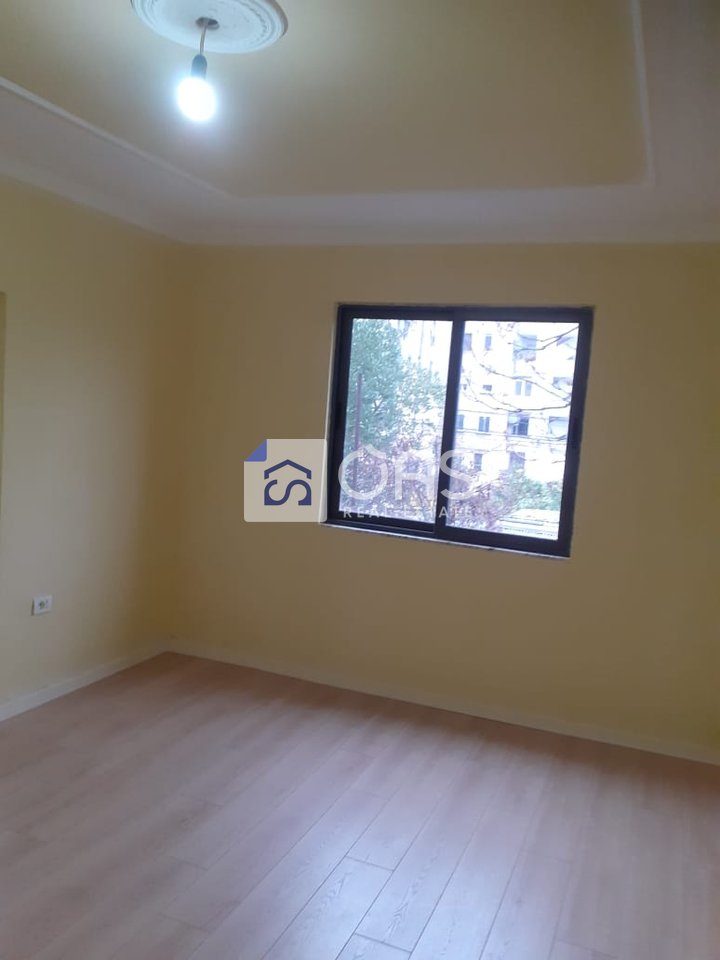 Shitet apartament 1+1 pran Shkolles Bashkuar