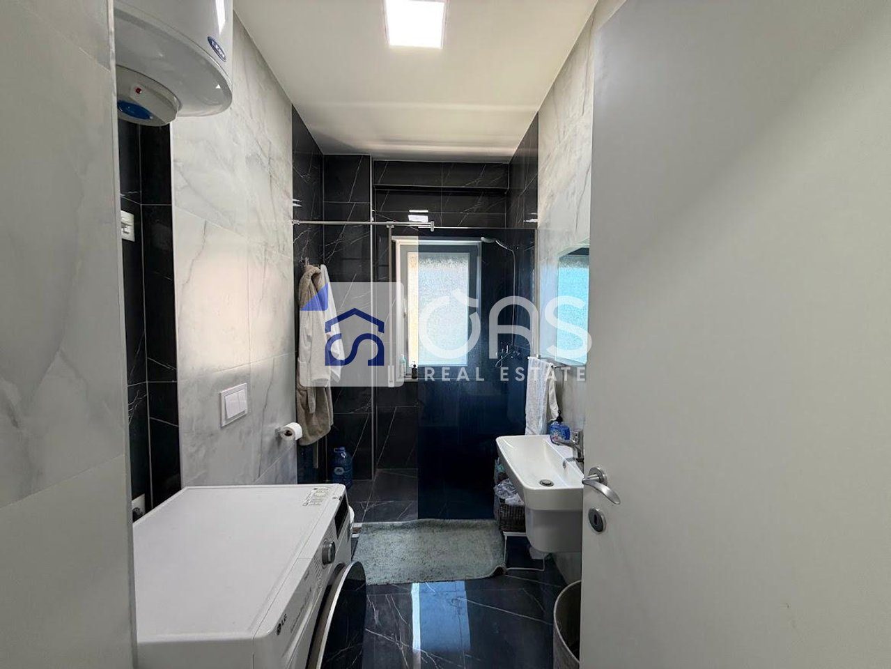 Jepet me qera apartament 1+1 te Rruga e Barikadave. 3