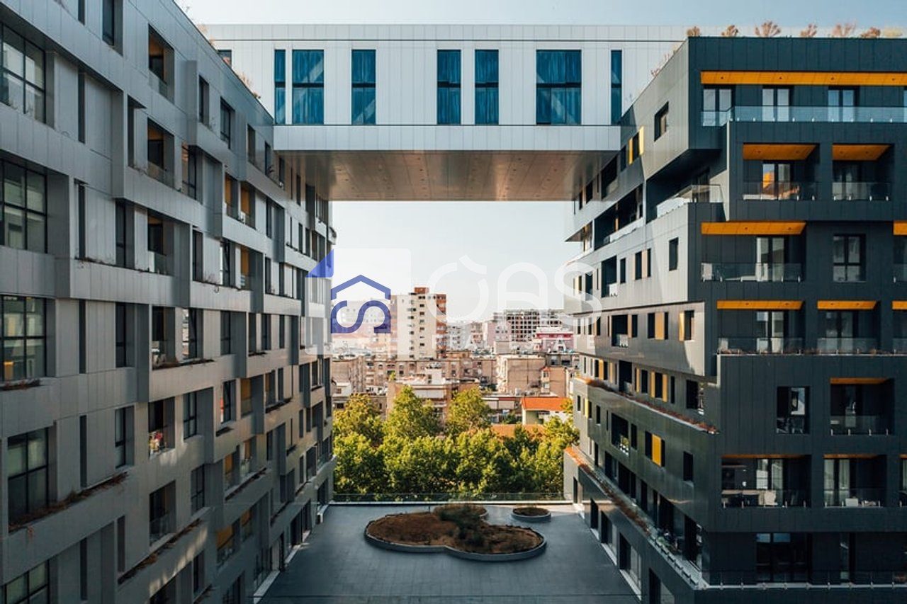 Shitet apartament 2+1 tek Square 21