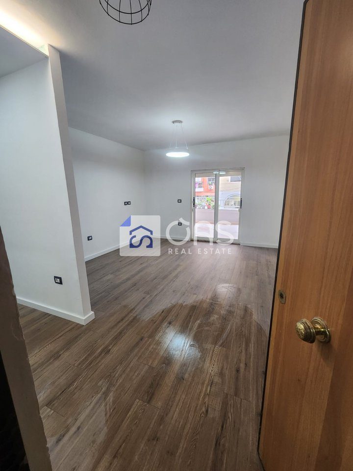Shitet apartament 1+1 tek Komuna e Parisit 3