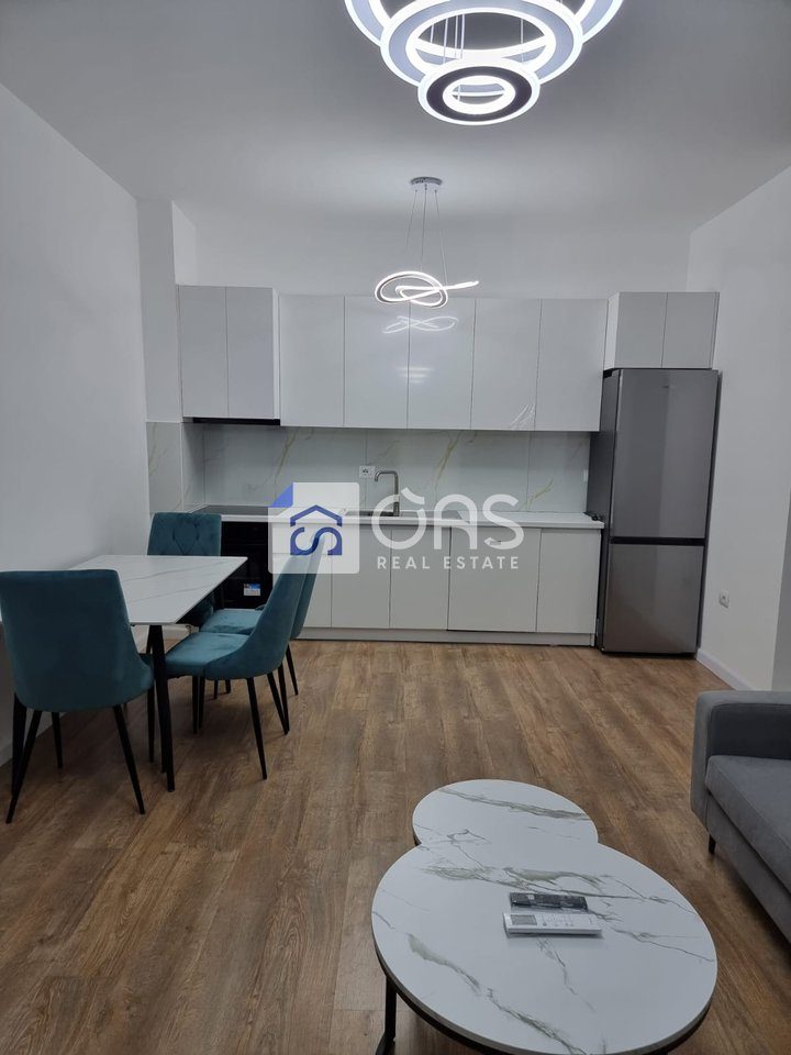 Jepet me qera apartament 1+1 tek Komuna e Parisit 850 euro