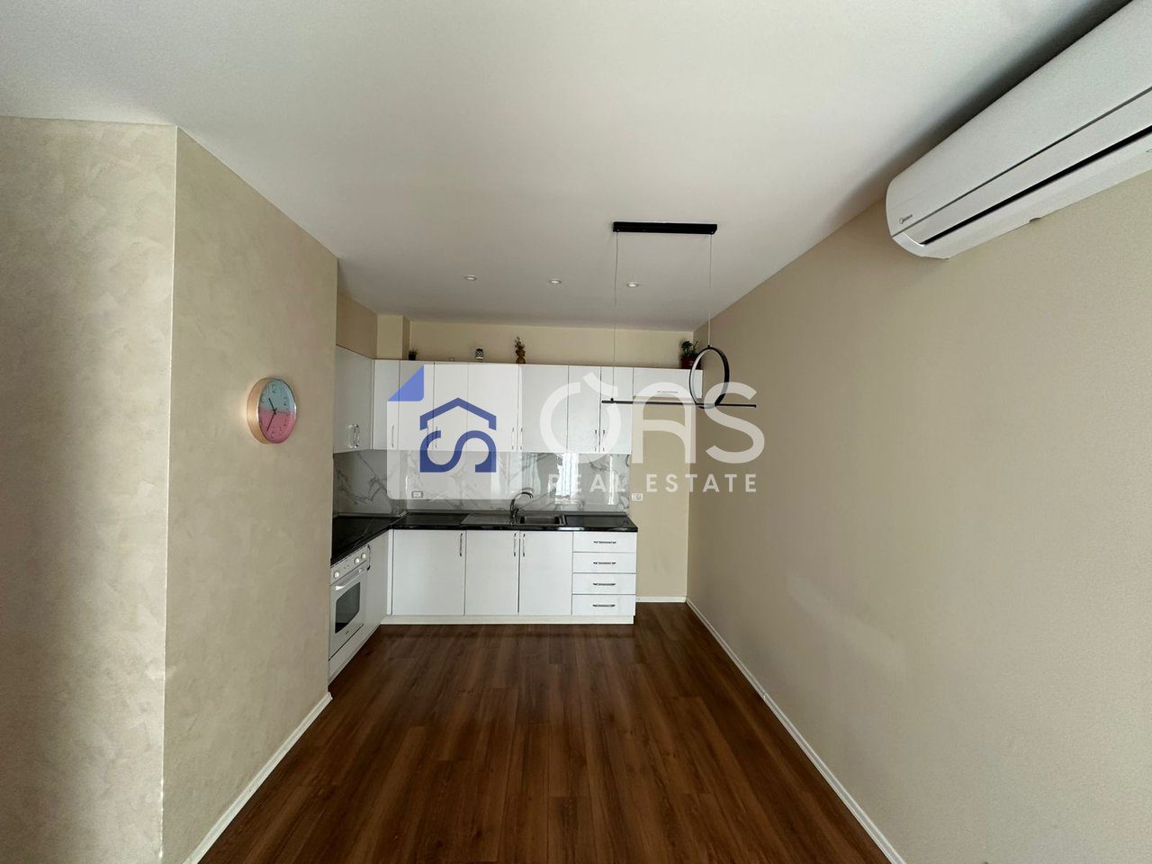 Jepet apartament 2+1+post parkimi me qera ne Astir