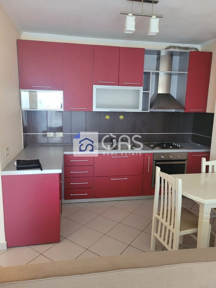 Shitet Apartament 1+1 tek Komuna Parisit