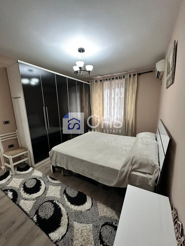 Jepet apartament me qera 2+1 tek Komuna e Parisit 4