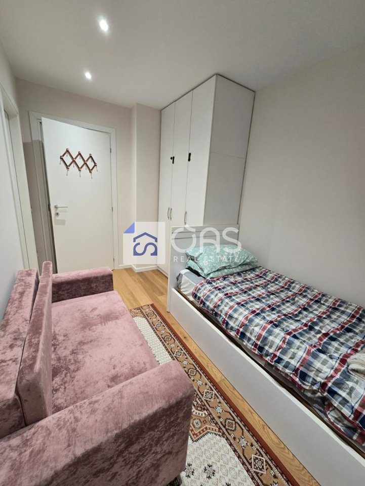 Jepet me qera apartament 3+1 tek Pazari i Ri 4
