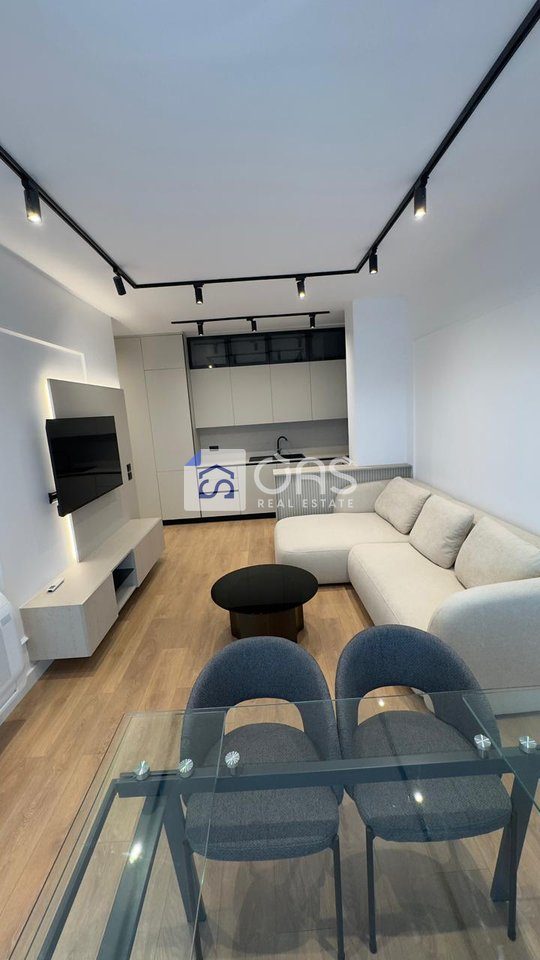 Jepet me qera apartament 1+1 perball UET