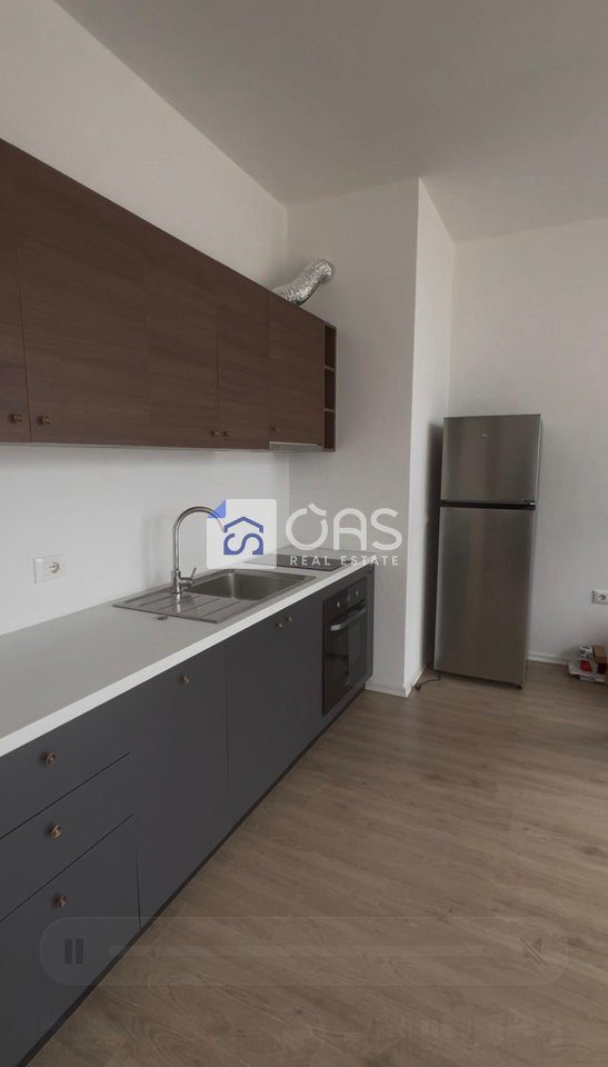 Jepet me qera apartament 1+1 bosh pazari i ri (emi6)