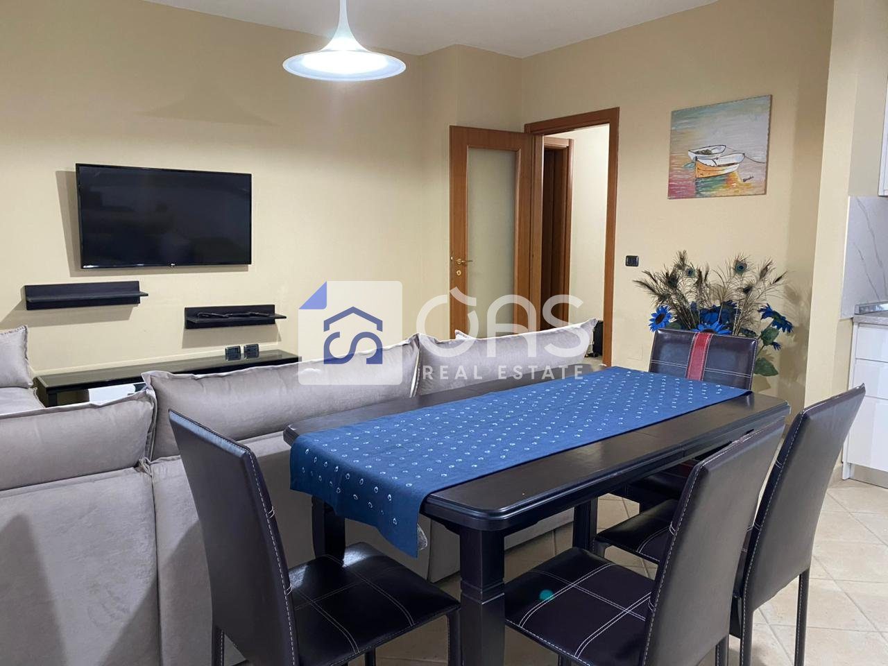 Jepet apartament 2+1+2+ post parkimi me qera tek Pazari i Ri 2