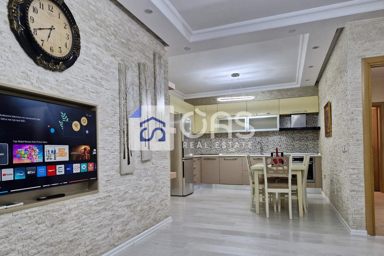 Shitet apartament 3+1+2 ne Xhamllik 2