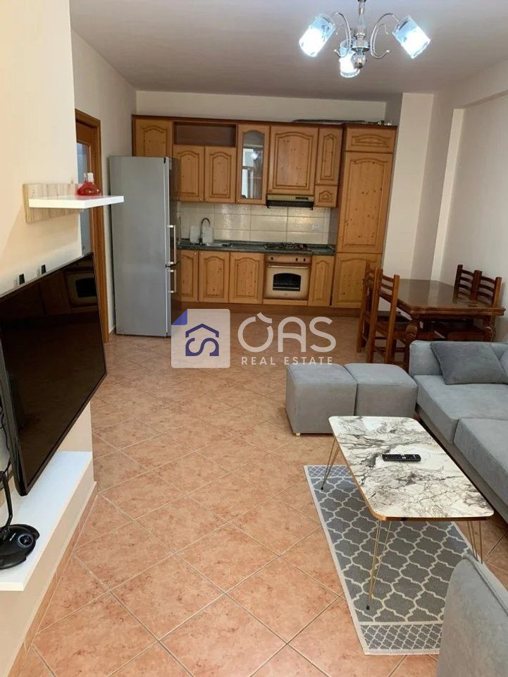 Jepet me qera apartament 2+1 tek Komuna e Parisit 2