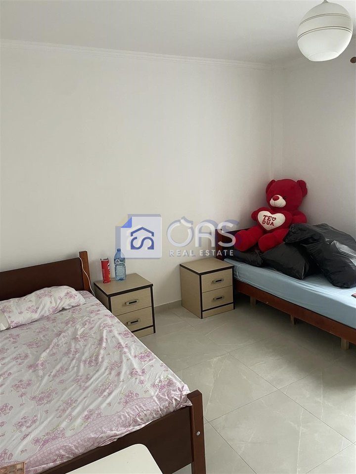 Jepet me Qera Apartament 1+1+Post parkimi ne Institut. 4