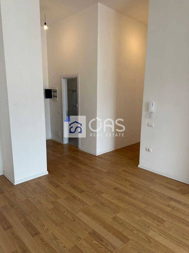 Shitet Apartament 3+1+2 rruga barrikadave