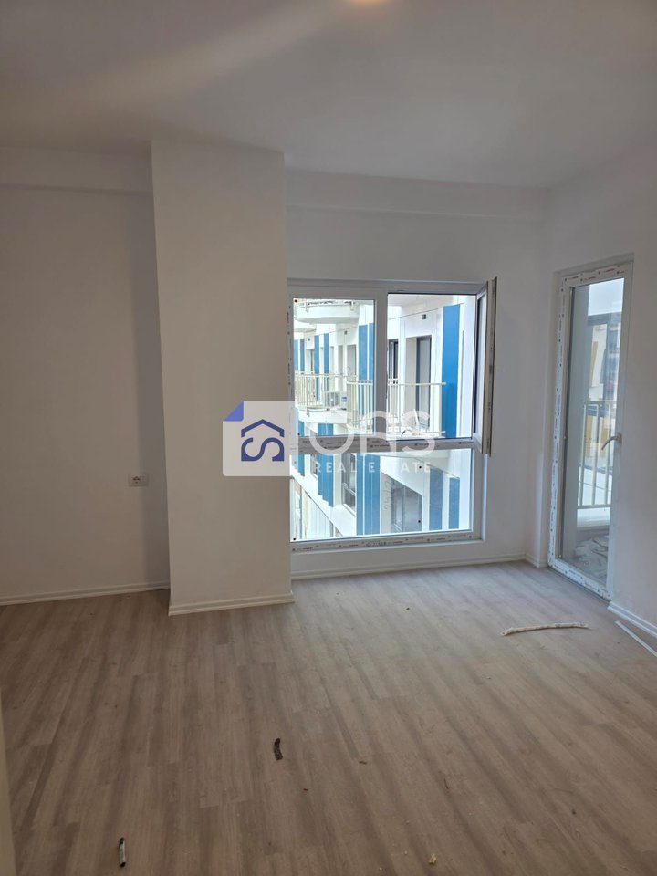 Jepet ambjent 2+1 per zyra me qera tek Zogu i Zi 3