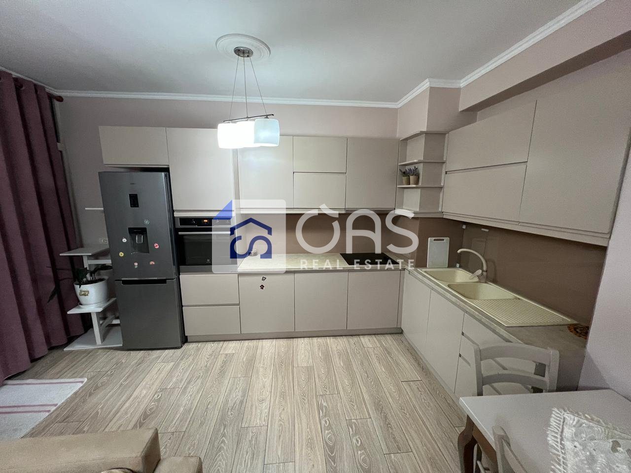 Jepet me qera apartament 2+1+2+post parkimi ne Astir 3