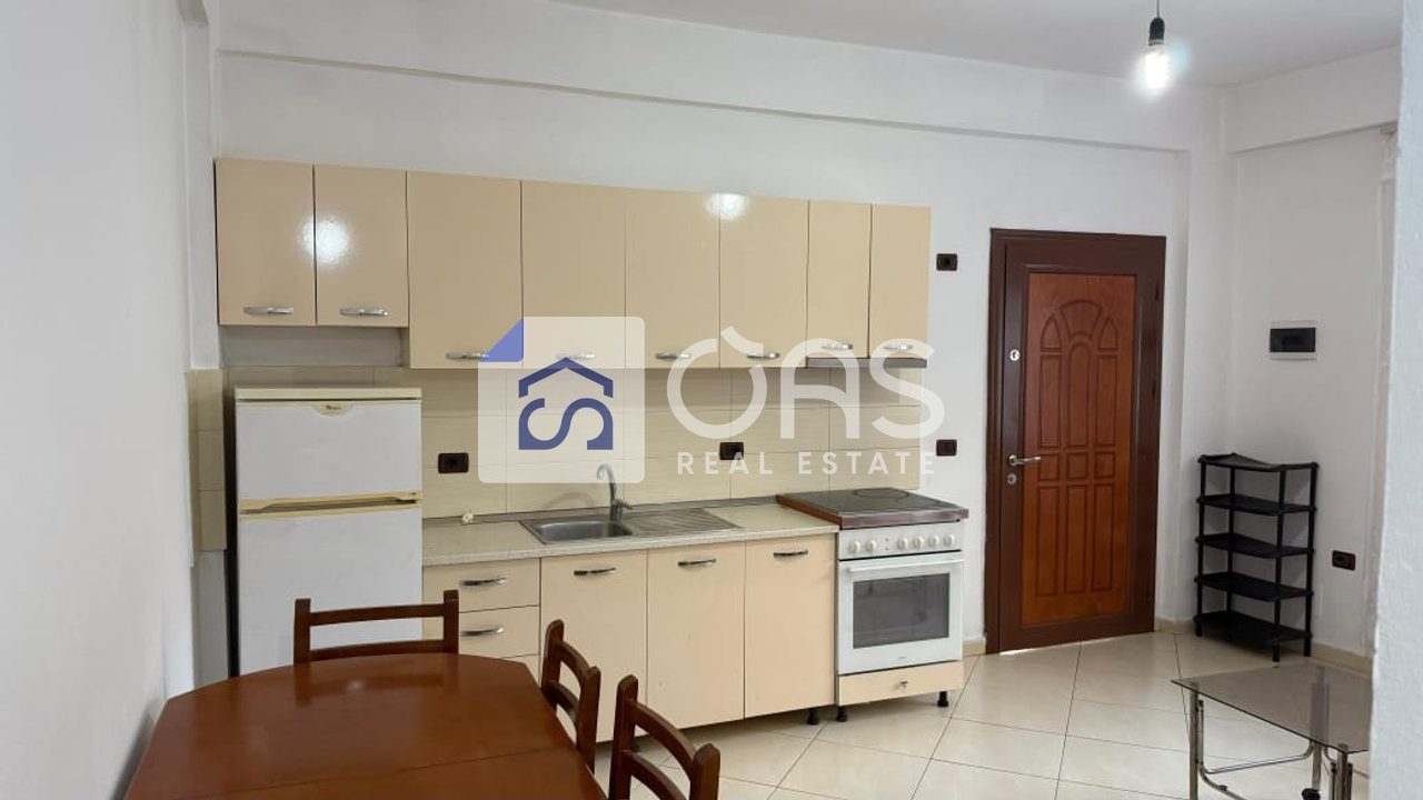 Jepet Apartament me qera 1+1 BULEVARDI I RI (KRYQEZIMI)