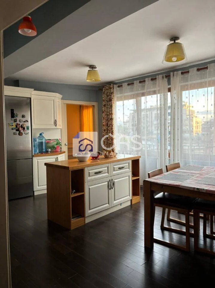 Jepet me qera apartamenti 3+1+2 qender