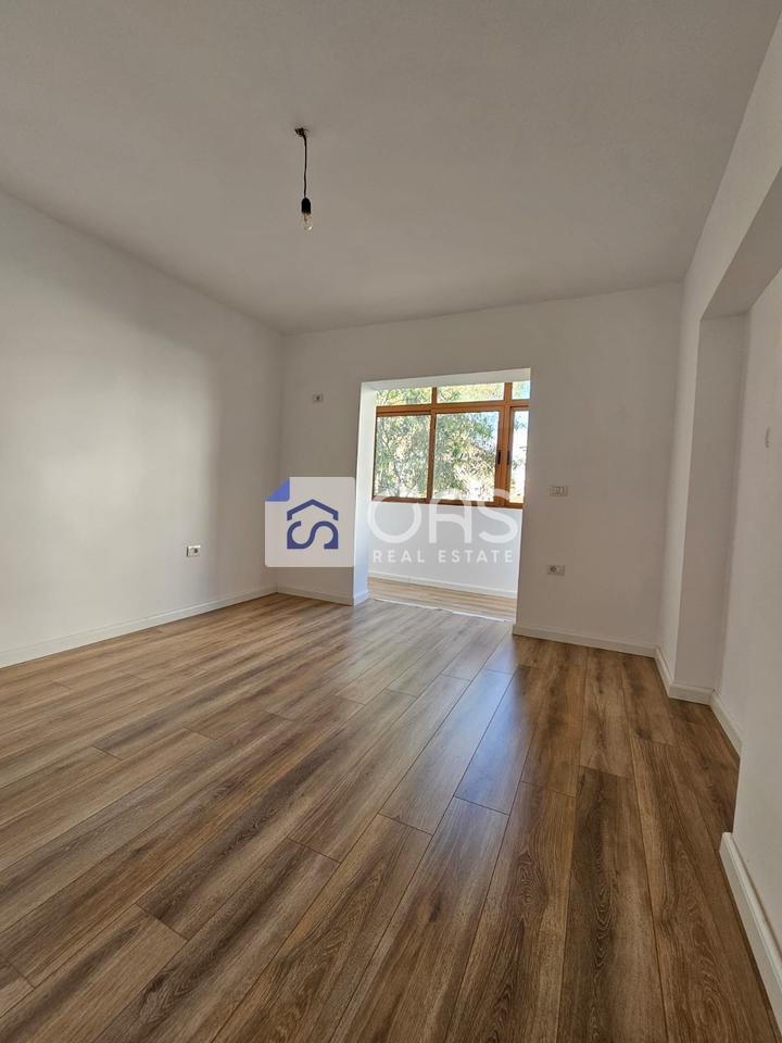 Shitet apartament 1+1 tek Mozaiku i Tiranes. 2
