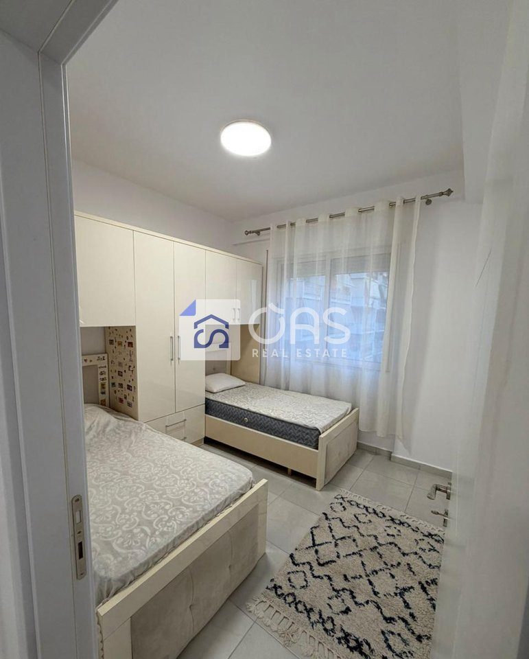 Jepet me qera apartamenti 2+1 yzberisht (perball amerikan 3)