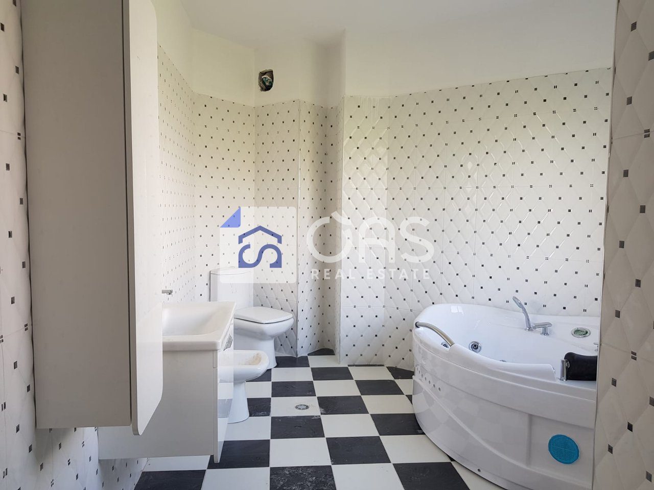 Shitet apartament 3+1+3 tek Liqeni I Thate 4