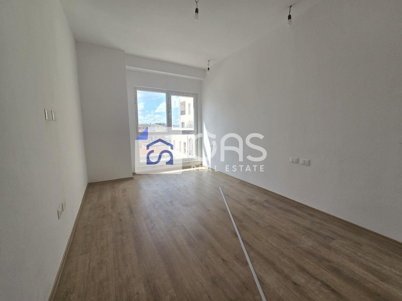 Shitet apartament 2+1 tek Dritan Hoxha (Kompleksi Aura)