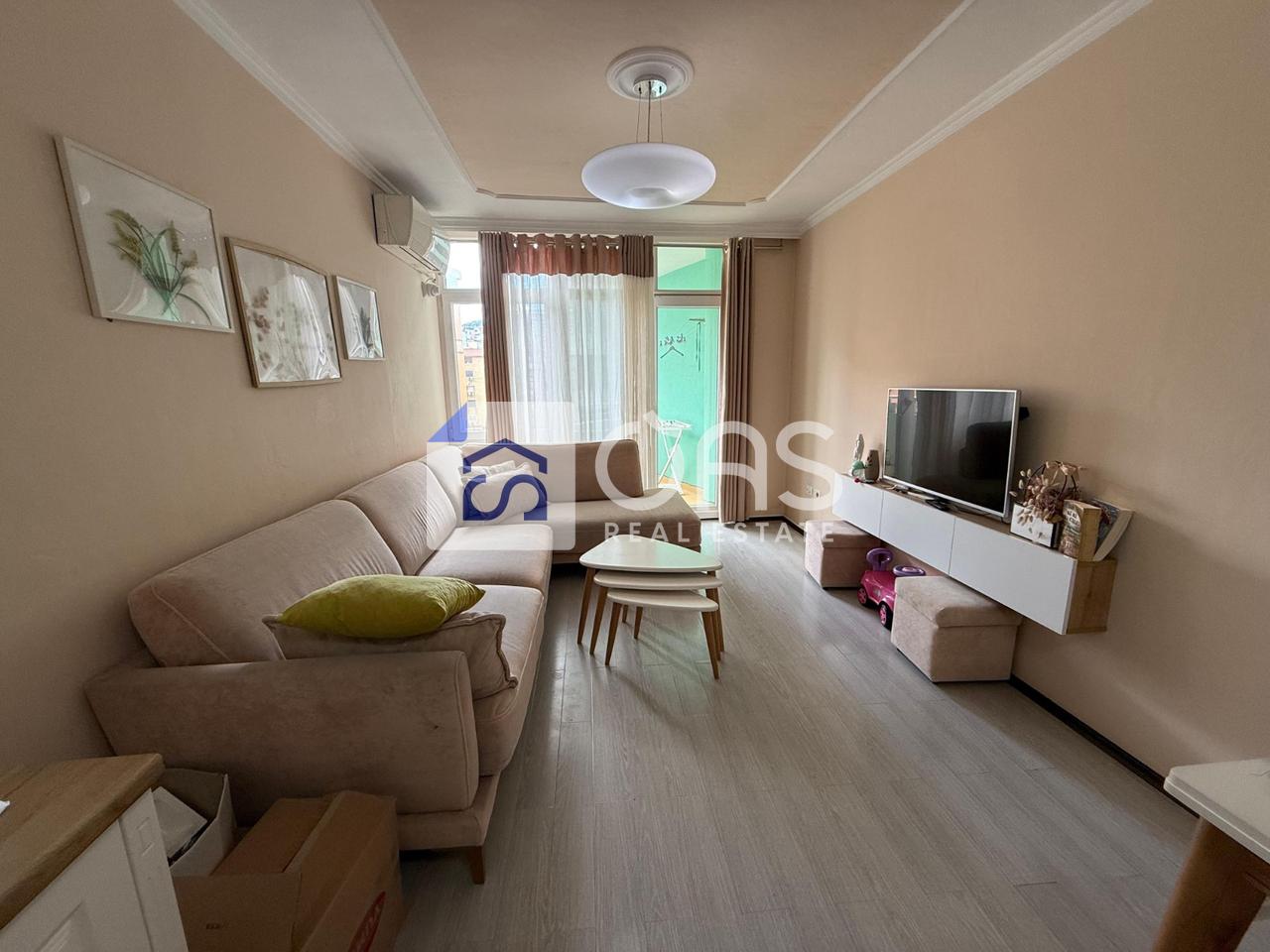 Jepet me qera apartament 2+1 tek Komuna e Parisit