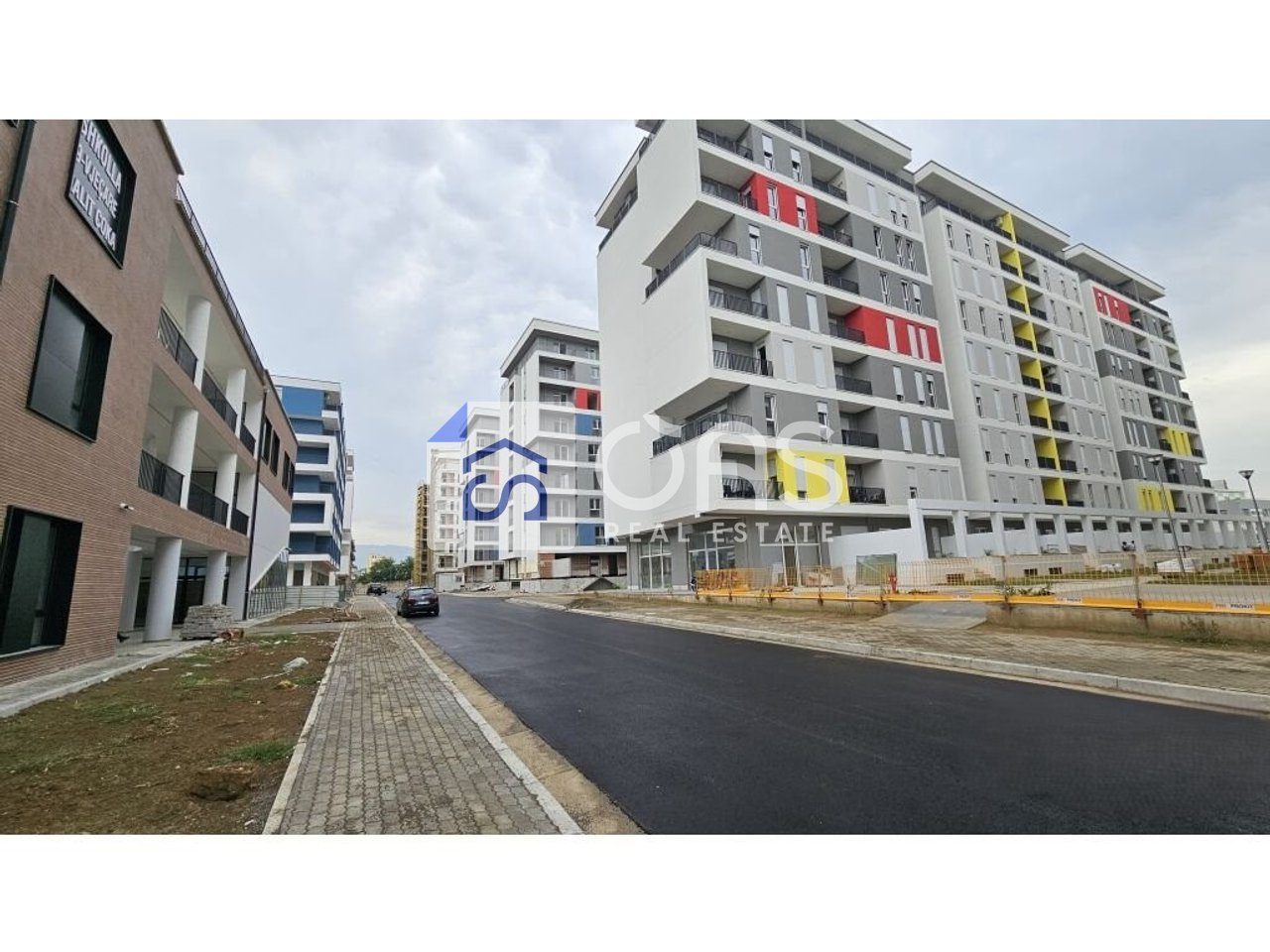 Shitet Apartament 2+1+verande tek Univers City 3