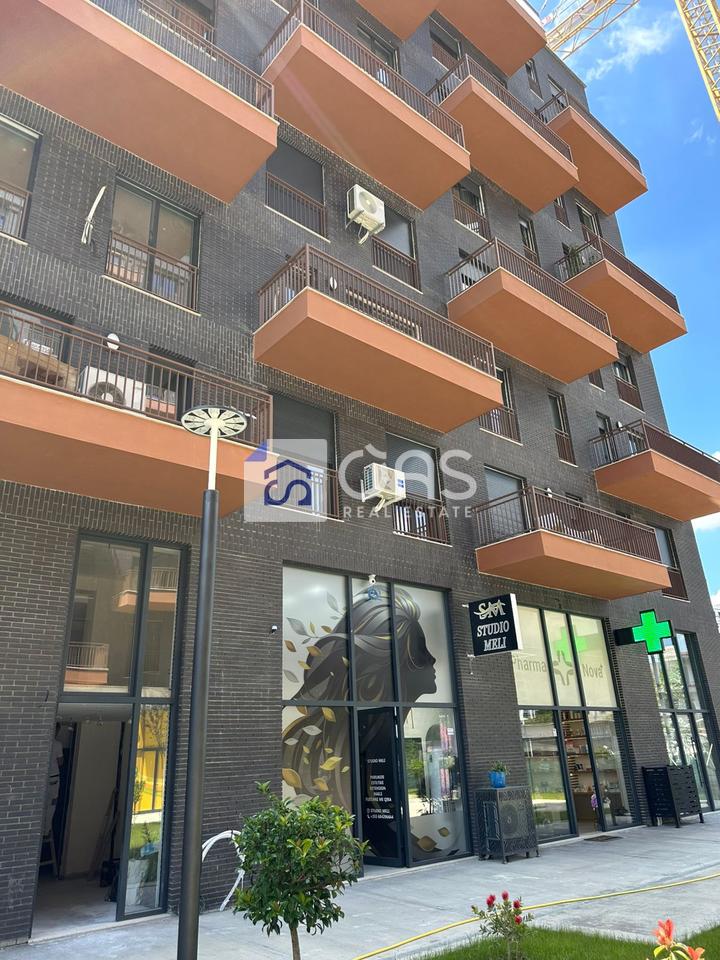 Shitet apartament 2+1+2 Fusha aviacionit (2 poste parkimi)