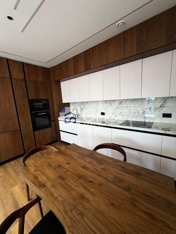 Jepet me qera super apartament 3+1+2+Verande+Parkim tek Bulevardi I Ri. 4