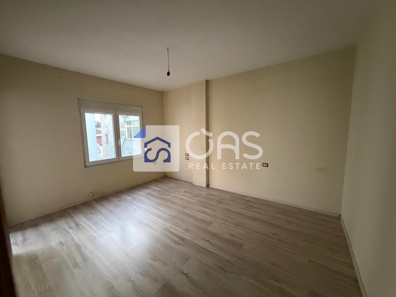 Jepet apartament me qera 3+1 tek 5 Maj 2