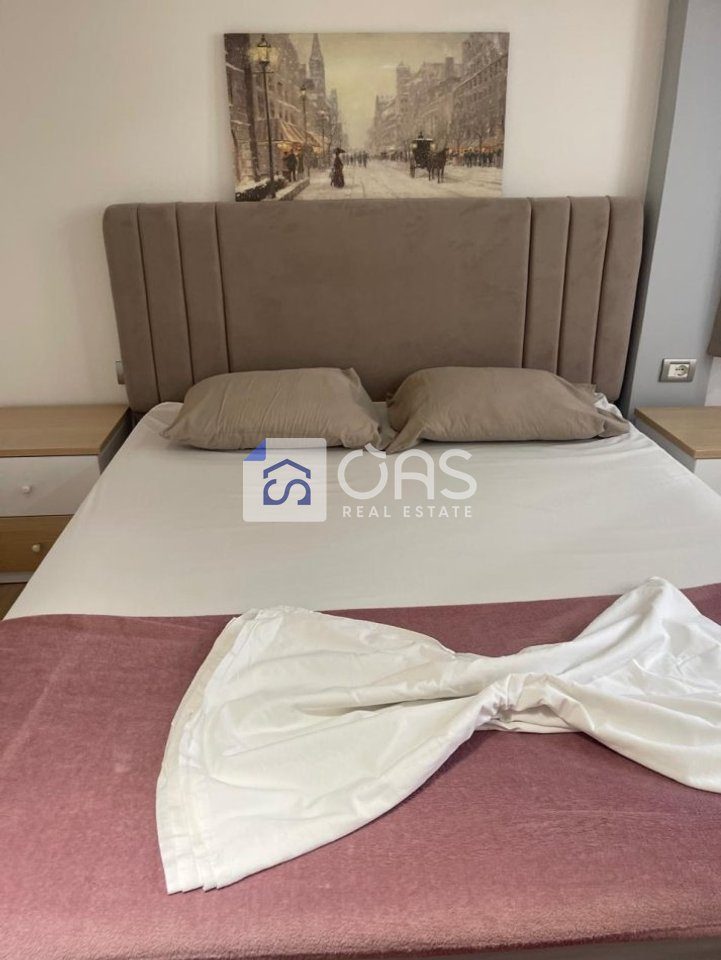 Jepet me qera apartament 1+1 tek Komuna e Parisit 2