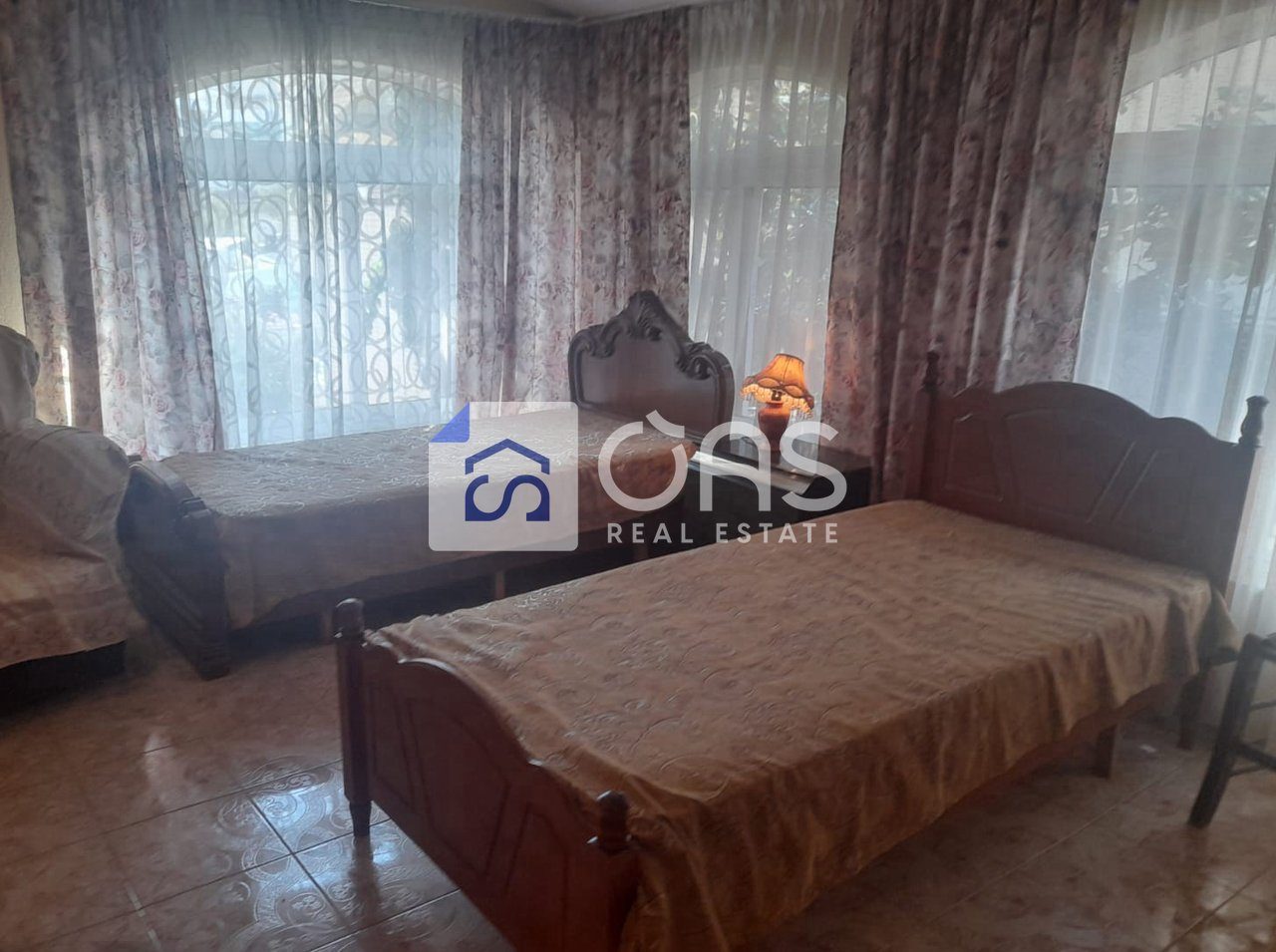 Jepet Shtepi me qera 2+1 Tek Komuna e Parisit 4