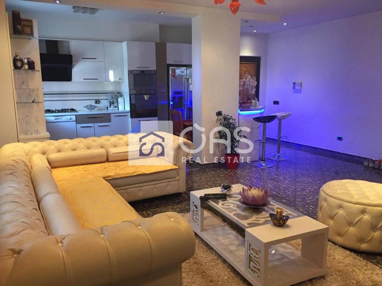 Jepet apartament me qera 2+1 Komuna e Parisit 3