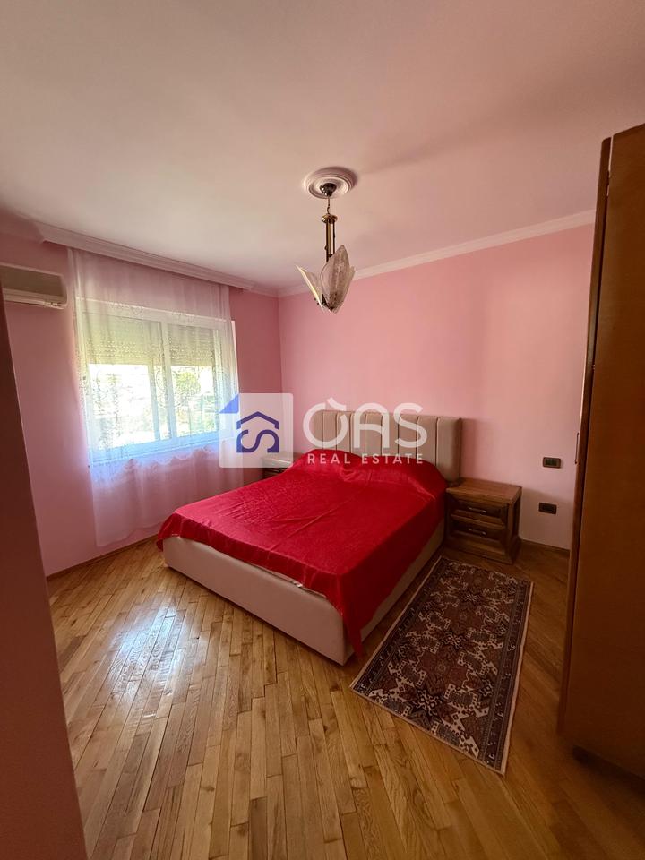 Jepet me qera apartament 3+1 ne Xhamllik 3
