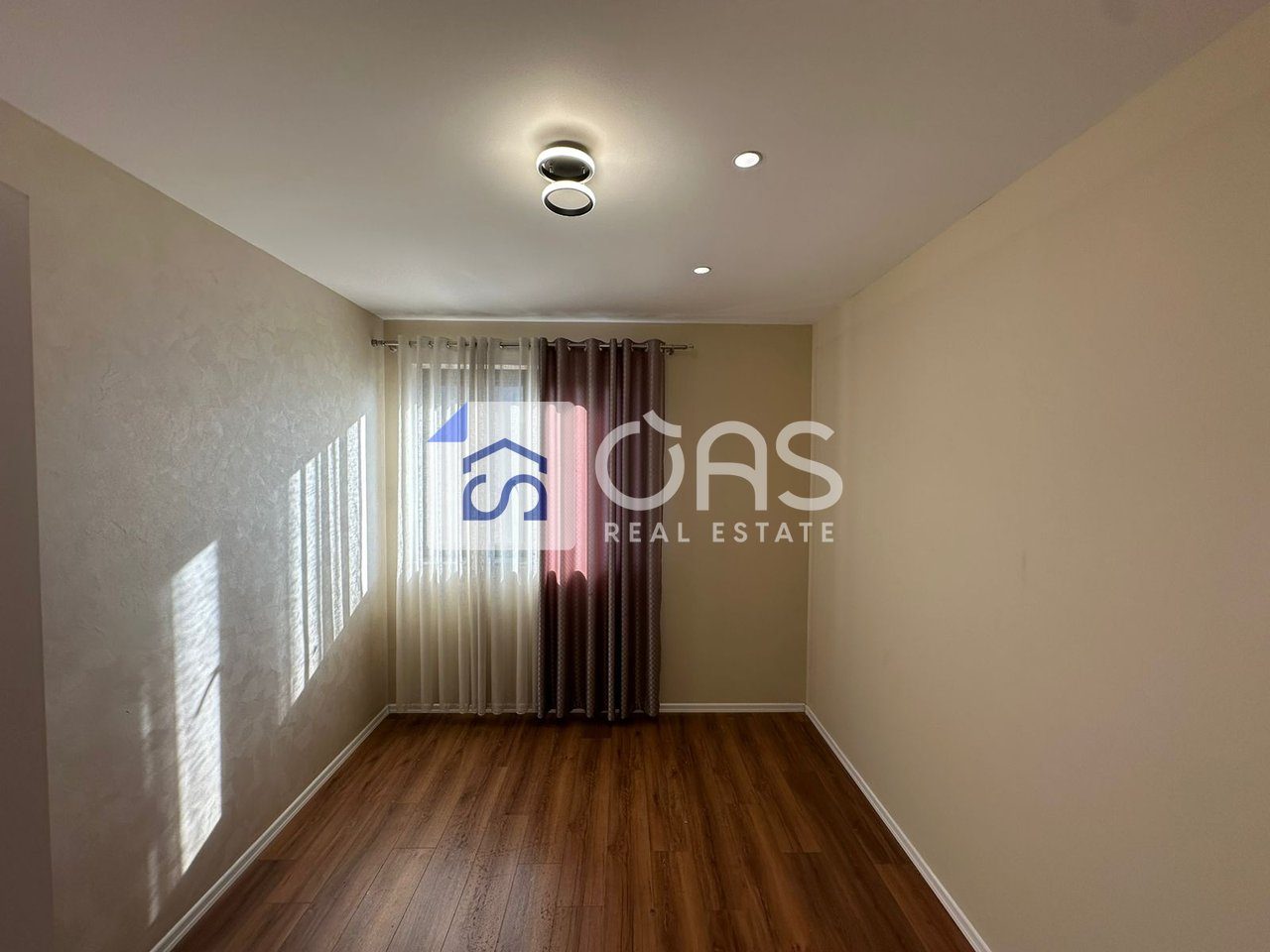 Jepet apartament 2+1+post parkimi me qera ne Astir 3