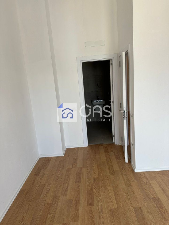 Shitet Apartament 3+1+2 rruga barrikadave 3