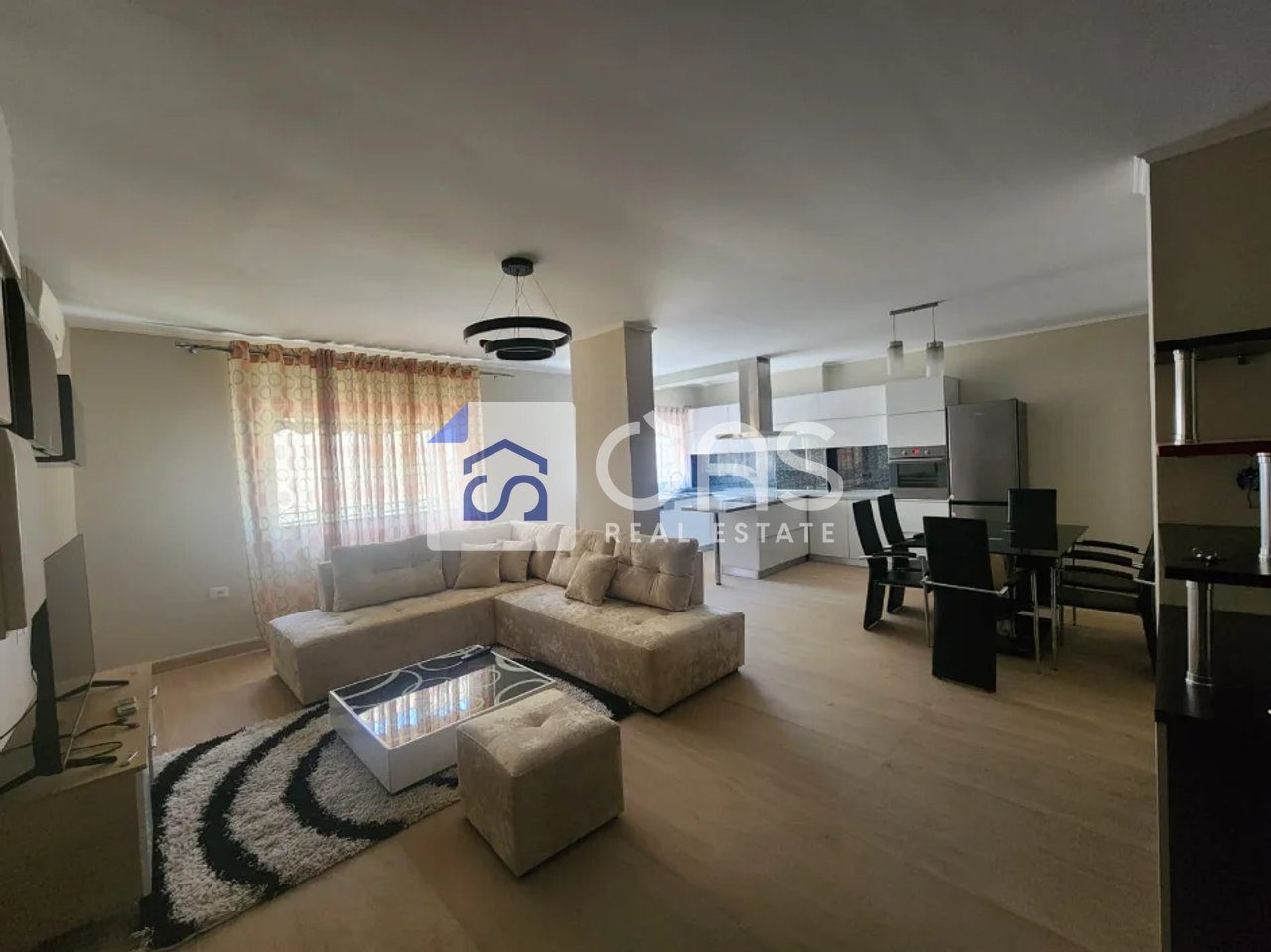 Jepet me qera apartament 2+1 tek Komuna e Parisit 2